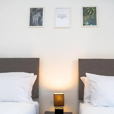 Comfortable 3br Home, Steps From Town Centre, Sleeps 6, Free Parking *