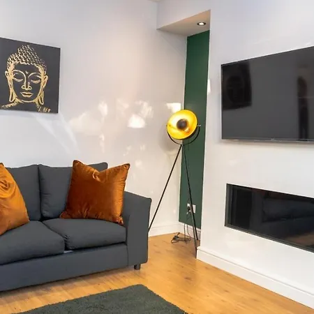 بيت للعطل Comfortable 3br Home, Steps From Town Centre, Sleeps 6, Free Parking