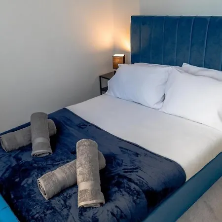 Comfortable 3br Home, Steps From Town Centre, Sleeps 6, Free Parking