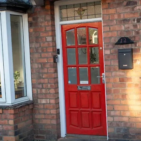 Comfortable 3br Home, Steps From Town Centre, Sleeps 6, Free Parking *