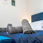 Comfortable 3br Home, Steps From Town Centre, Sleeps 6, Free Parking *