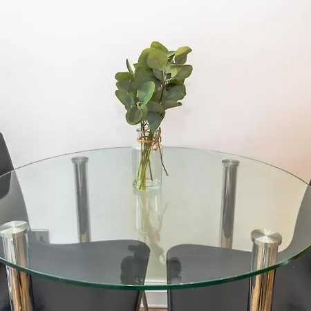 Charming House- Walking Distance To Town Centre بيت للعطل