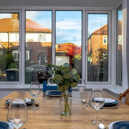 Charming House- Walking Distance To Town Centre يورك