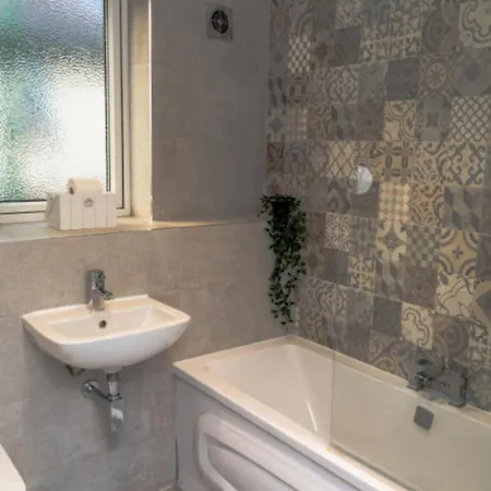 펜션 Comfortable 3br Home, Steps From Town Centre, Sleeps 6, Free Parking *