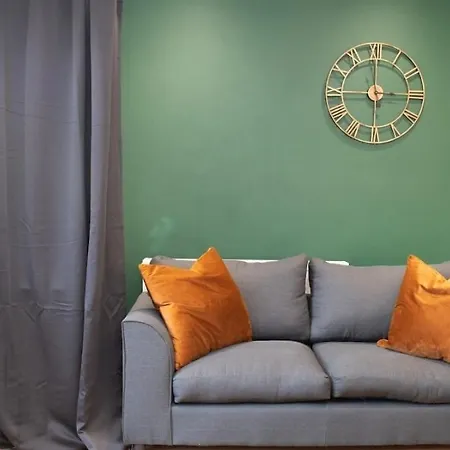 Charming House- Walking Distance To Town Centre بيت للعطل يورك