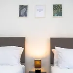 Comfortable 3br Home, Steps From Town Centre, Sleeps 6, Free Parking *