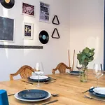 Comfortable 3br Home, Steps From Town Centre, Sleeps 6, Free Parking * York