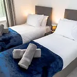 Comfortable 3br Home, Steps From Town Centre, Sleeps 6, Free Parking Nyaraló *