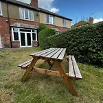 Comfortable 3br Home, Steps From Town Centre, Sleeps 6, Free Parking *