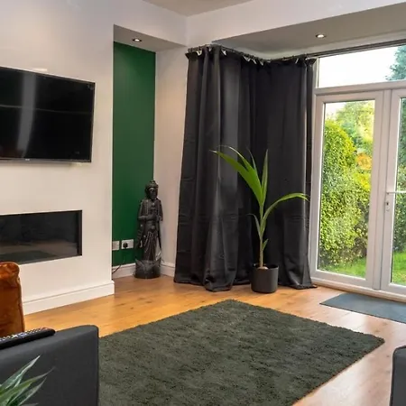 Charming House- Walking Distance To Town Centre Vakantiehuis