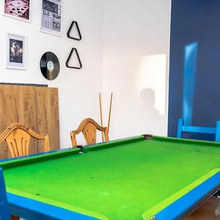 Comfortable 3br Home, Steps From Town Centre, Sleeps 6, Free Parking *