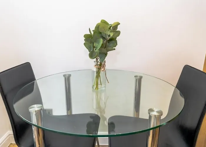 Comfortable 3br Home, Steps From Town Centre, Sleeps 6, Free Parking Сasa de vacaciones